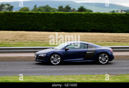 Ein dunkles Blau Audi R8 V10 Plus Coupé Reisen entlang der Kingsway Schnellstraße in Dundee, Großbritannien Stockfoto