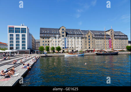 Admiral Hotel und das Scandic Hotel, links, in Kopenhagen den inneren Hafen. Im Vordergrund das Sonnendeck am Kvaesthus urbanen Raum, urban Strand links. Dänemark Stockfoto