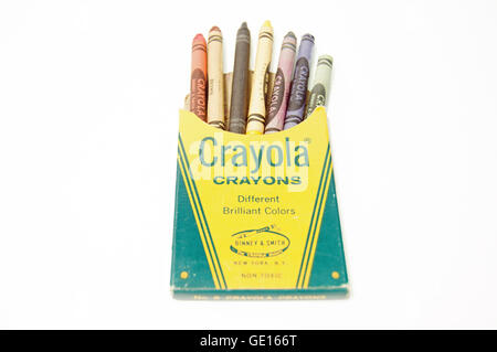 Ein Jahrgang 8 Pack von Crayola Buntstiften mit 7 Buntstiften auf einem weißen Hintergrund herausragen. Stockfoto