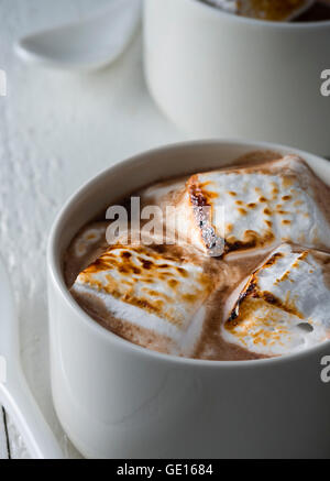 HEIßE SCHOKOLADE MIT MARSHMALLOWS Stockfoto
