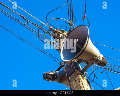 Lautsprecher auf der elektrischen Pole im Tageslicht. Stockfoto