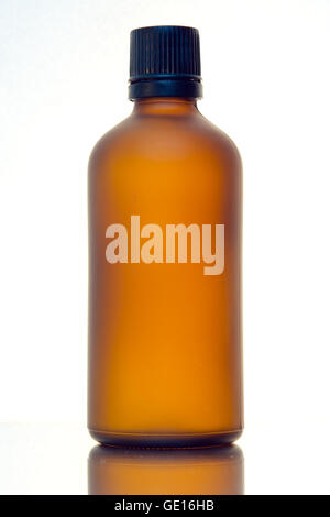 Glasflaschen für kosmetische Produkte mit weißem Hintergrund Stockfoto