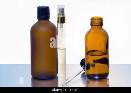 Glasflaschen für kosmetische Produkte mit weißem Hintergrund Stockfoto