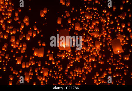 Schwimmende Laterne Yee Peng Festival, buddhistische schwimmenden Laternen auf den Buddha in Odds Bezirk, Chiang Mai, Thailand. Stockfoto