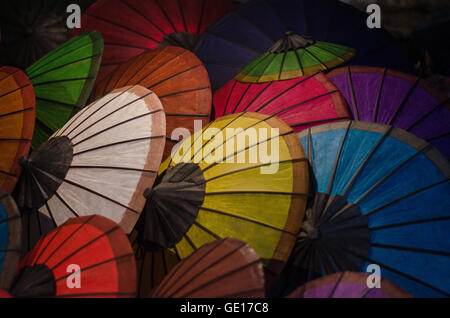 Thai handgemachte Farbe Papier Sonnenschirme. Stockfoto