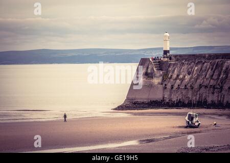 Porthcawl am Meer bei Ebbe im Jahr 2006. Die Möglichkeit, entlang der Küste zu spazieren und die Reparaturen des Bootes zu erledigen. Stockfoto