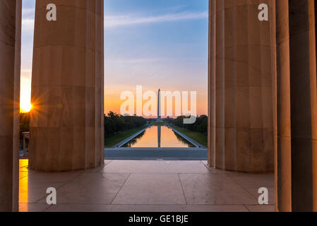 Washington Monument bei Sonnenaufgang vom Lincoln Memorial, Washington DC, USA Stockfoto