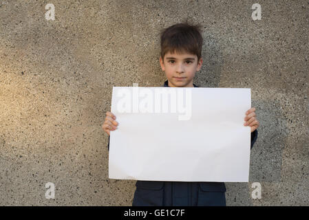 Ein Junge, ein Stück weißes Papier Stockfoto