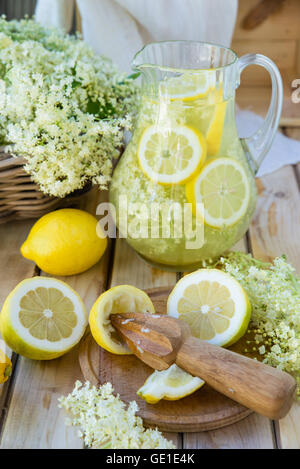 Holunderblüten-Limonade auf Tisch Stockfoto