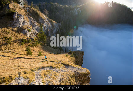 Trailrunning-Frau in den Bergen über den Wolken, Salzburg, Österreich Stockfoto