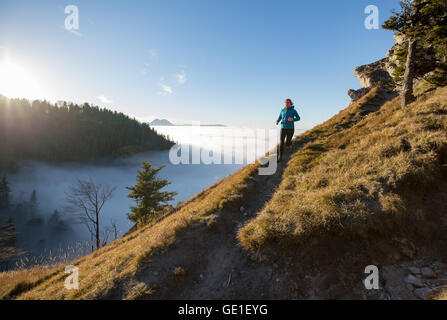 Trailrunning-Frau in den Bergen über den Wolken, Salzburg, Österreich Stockfoto