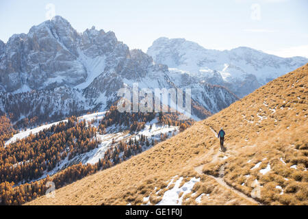 Frau, Wandern in den Dolomiten, Südtirol, Italien Stockfoto