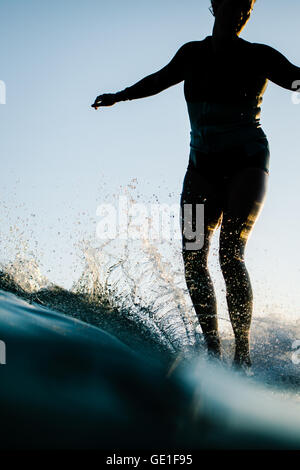 Nahaufnahme von Frauen beim Surfen, Malibu, Kalifornien, USA Stockfoto