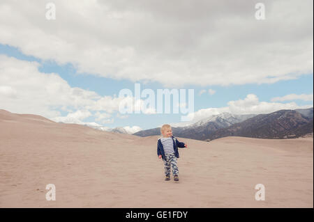 Boy Walking, Great Sand Dunes National Park, Colorado, USA Stockfoto