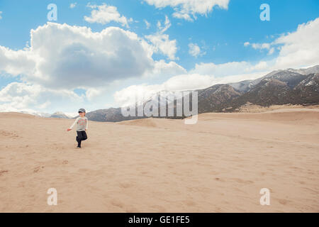 Boy Running, Great Sand Dunes National Park, Colorado, USA Stockfoto