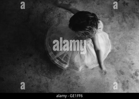 Mädchen in einem Tutu Kleid Spinnen herum tanzen Stockfoto