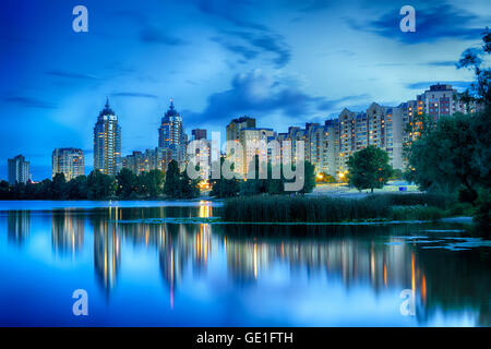 Kiew. Am späten Abend am Ufer des Dnjepr bei Obolonskaya Damm. Hauptstadt der Ukraine, Kiew. Stockfoto