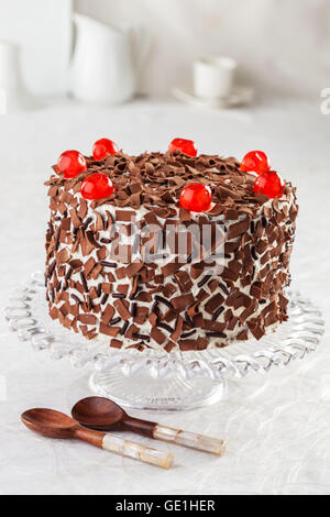 Schwarzwälder Kirschtorte mit Kirschen. Stockfoto