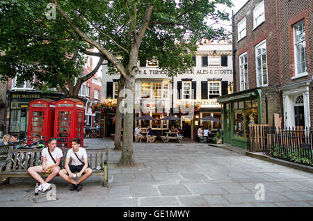 Menschen sitzen vor einem Pub von Richmond grüne London UK Stockfoto