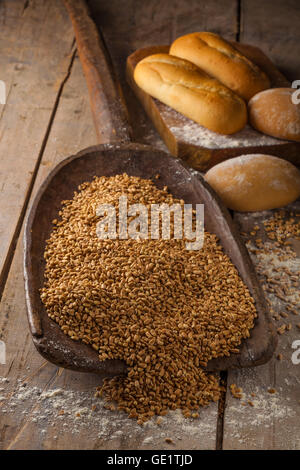 Brotmehl und Weizen auf einem hölzernen Bäcker-Schaufel. Stockfoto