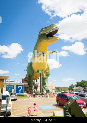 Des weltweit größte Dinosaurier - 82-Fuß (46 m) hohe Tyrannosaurus Rex - erhebt sich über Drumheller, Alberta, Kanada. Stockfoto