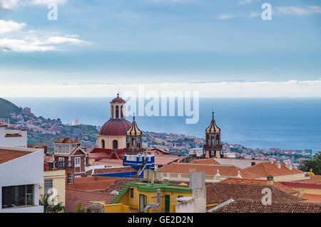 Blick auf die Stadt La Orotava und historischen Kirchen gegen Wolkengebilde und atlantischen Ozeanwasser, Teneriffa, Kanarische Inseln, Spanien Stockfoto