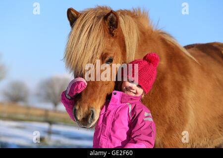 Mädchen und Islandpferd Stockfoto