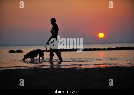 Frau und Labrador Retriever Stockfoto