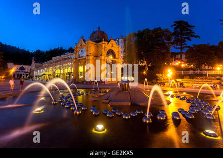 Gesangsbrunnen in der Abenddämmerung, Colonnade, Marianske Lazne Marienbad, Tschechische Kurstadt, Westböhmen, Tschechien Stockfoto