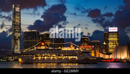 Kreuzfahrt Schiffe im Hafen von Victoria, Hong Kong, China. Stockfoto