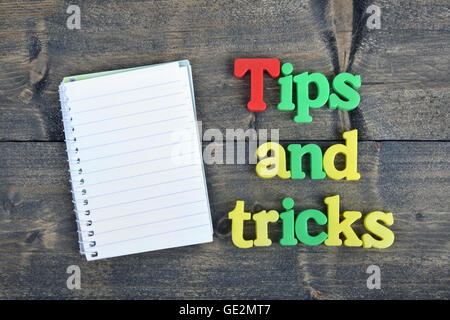 Tipps und Tricks Wort auf Holztisch Stockfoto