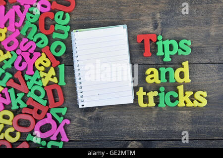 Tipps und Tricks Wort auf Holztisch Stockfoto