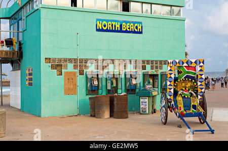 DURBAN, Südafrika - 17. August 2015: Rikscha an den Nordstrand Lebensretter Station auf der Golden Mile promenade Stockfoto