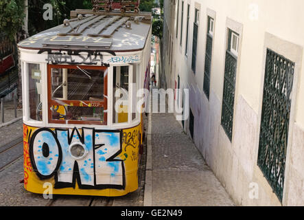 Lissabon, Portugal - 19. September 2014: Straßenbahn, das Wahrzeichen der Stadt in engen Gassen Lissabons. Stockfoto