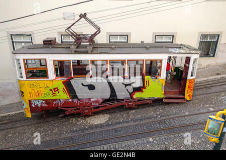 Lissabon, Portugal - 19. September 2014: Straßenbahn, das Wahrzeichen der Stadt in engen Gassen Lissabons. Stockfoto