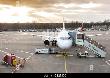 Sonnenuntergang über dem Flugzeug am Flughafen Tegel. Stockfoto