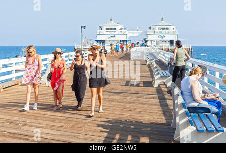 Malibu, USA – 23. August 2015: Menschen zu Fuß auf dem Malibu Pier, im Juni 2008 nach einer schweren Renovierung wiedereröffnet. Stockfoto
