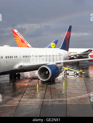 Regenbogen über drei Flugzeuge am Newark Liberty International Airport (EWR). Stockfoto