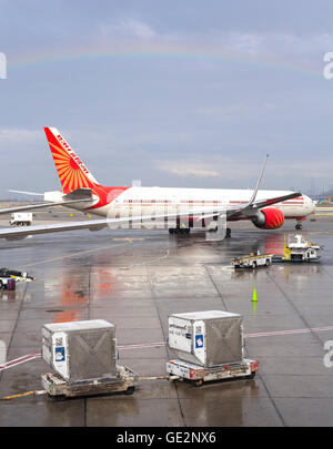 Regenbogen über Air India Flugzeug am Newark Liberty International Airport (EWR). Stockfoto