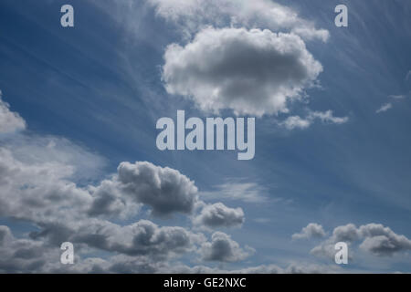 Schöne weiße Cumulus und Cirrus-Wolken am blauen Himmel Stockfoto