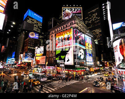 Times Square bei Nacht mit Broadway-Theatern und animierte LED-Schilder, Wahrzeichen von New York. Stockfoto