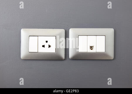 elektrische Stecker und Ethernet-Netzwerkanschluss an Wand Stockfoto