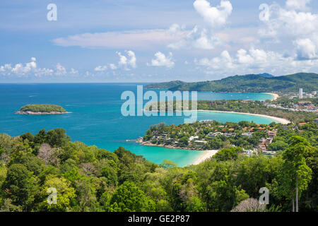 Wunderschöne türkisblaue Meereswellen mit Booten und einer Küstenlinie von hohen Aussichtspunkt. Strände von Kata und Karon Phuket Thailand Stockfoto