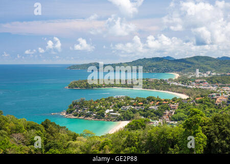 Wunderschöne türkisblaue Meereswellen mit Booten und einer Küstenlinie von hohen Aussichtspunkt. Strände von Kata und Karon Phuket Thailand Stockfoto