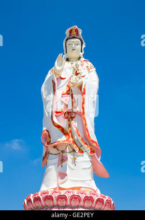 Statue der Göttin Guanyin auf blauen Himmel Stockfoto