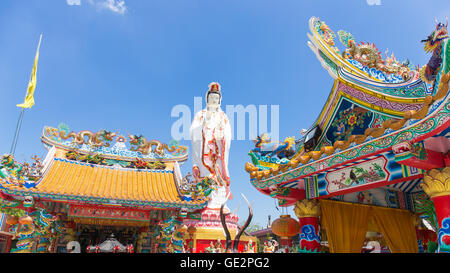 Chinesische Drachen auf dem Dach und Guanyin mit blauem Himmel in thailand Stockfoto