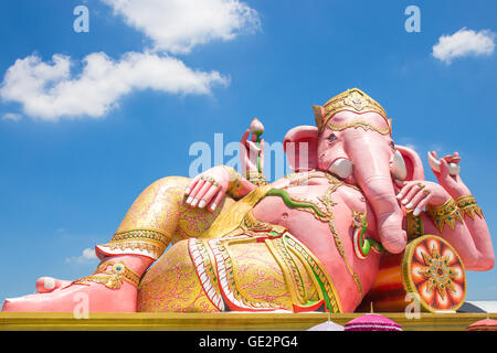 Schöne Ganesh-Statue am blauen Himmel bei Saman Tempel Wat in Prachinburi Provinz von Thailand, wird von den Menschen geschätzt Stockfoto