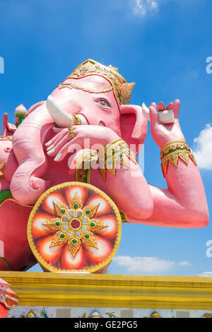 Schöne Ganesh-Statue am blauen Himmel bei Saman Tempel Wat in Prachinburi Provinz von Thailand, ist hochgeschätzt von Menschen o Stockfoto