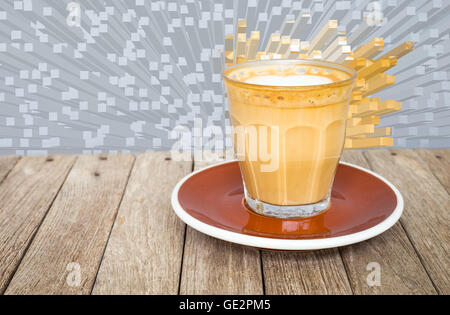 Latte Art Kaffee in klaren Glasschale auf Holztisch und grafischen Hintergrund Stockfoto