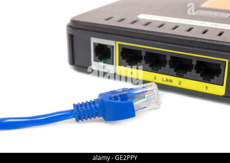 Schließen Sie vorne LAN UTP RJ45 Cat5e In der ADSL-Router-Netzwerk-switch Stockfoto